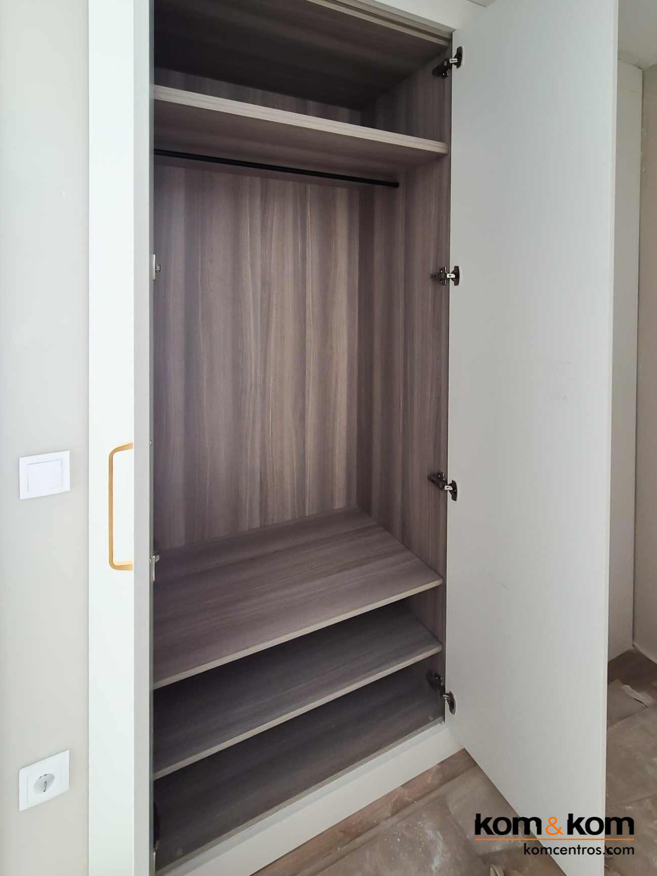 armarios empotrados hechos a medida blancos en apartamento de Benidorm